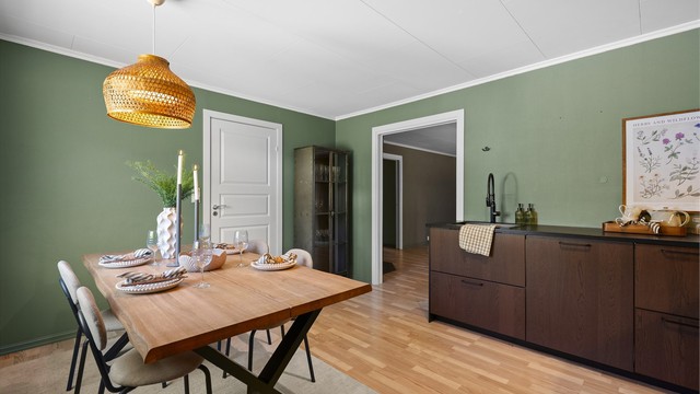 Passasje inn til gang/vaskerom (dør venstre) og stuen (passasje høyre)