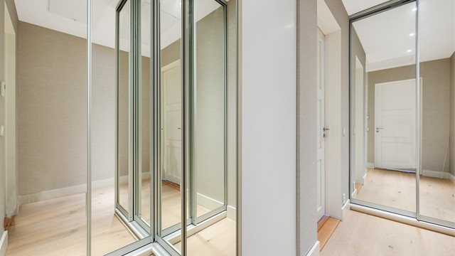 Hovedsoverommet ligger i en egen, privat avdeling med tilhørende garderobe.