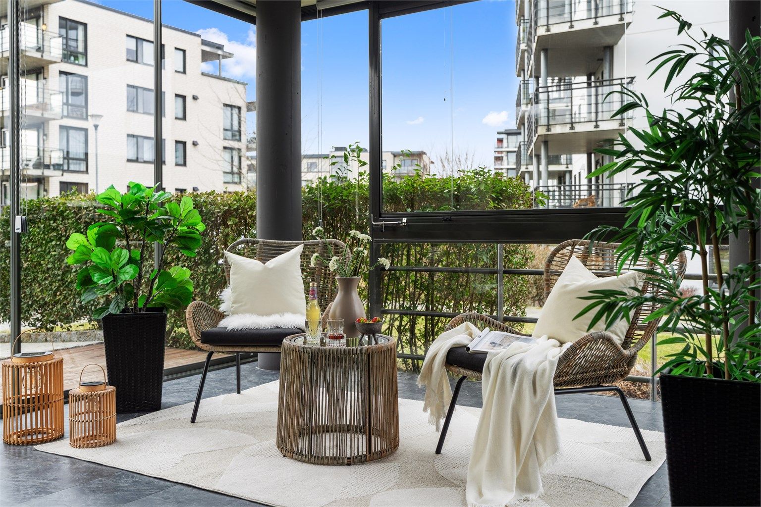 Den innglassede balkongen på 16 m² fungerer som et ekstra oppholdsrom store deler av året.