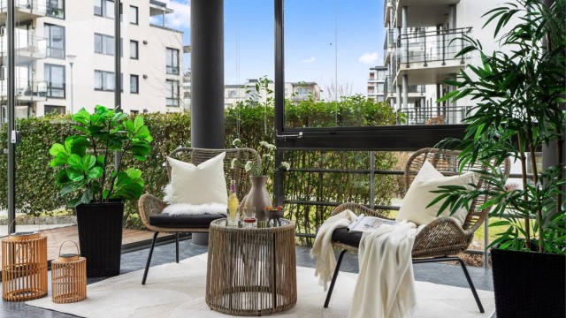 Den innglassede balkongen på 16 m² fungerer som et ekstra oppholdsrom store deler av året.