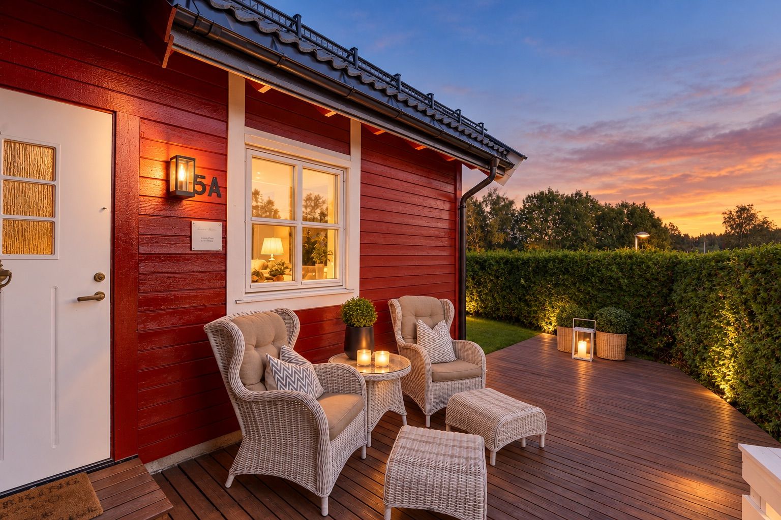 Sydvendt terrasse ved inngangspartiet med plass til sittegruppe.
