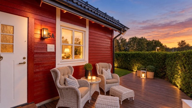 Sydvendt terrasse ved inngangspartiet med plass til sittegruppe.