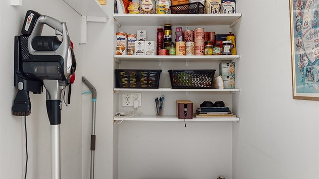 Praktisk matbod/bod med inngang via skyvedør ved siden av trappen