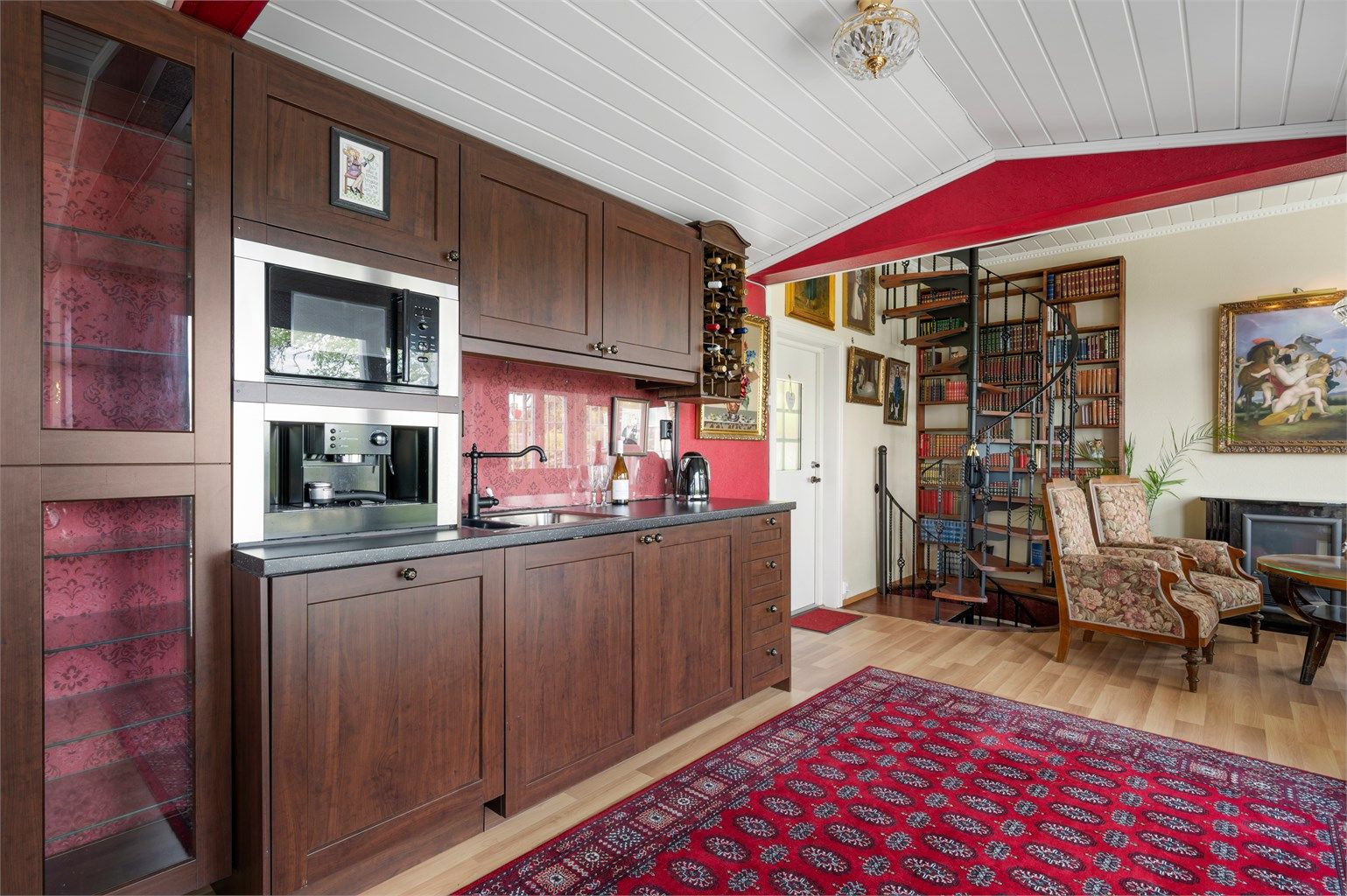 Ved spisestua er det satt inn et avlastningskjøkken med oppvask- og oppvarmingsmuligheter. 