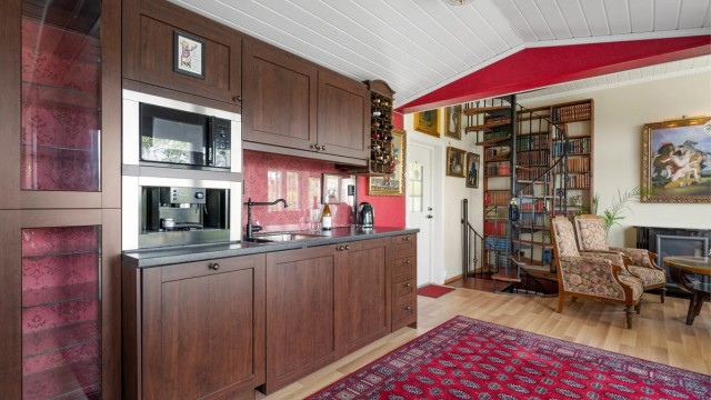 Ved spisestua er det satt inn et avlastningskjøkken med oppvask- og oppvarmingsmuligheter.