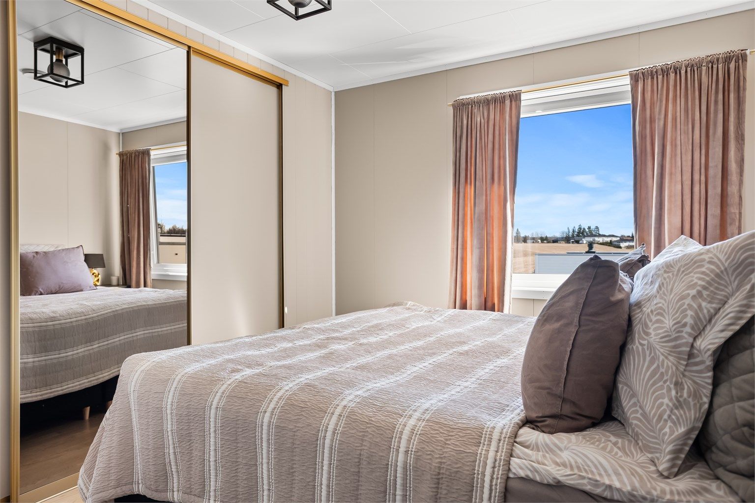 Hovedsoverommet har en stor garderobeløsning med speilfronter som gir rikelig med oppbevaringsplass.