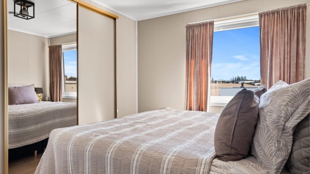 Hovedsoverommet har en stor garderobeløsning med speilfronter som gir rikelig med oppbevaringsplass.