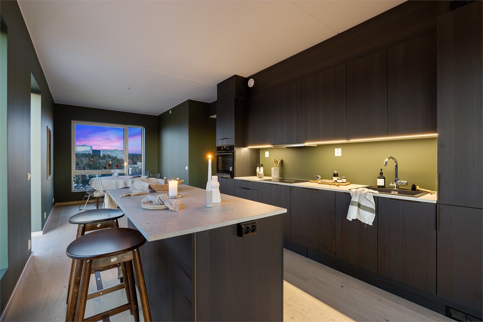 Alle hvitevarer fra Electrolux er integrerte, inkludert stekeovn, induksjonstopp, kombiskap og oppvaskmaskin.