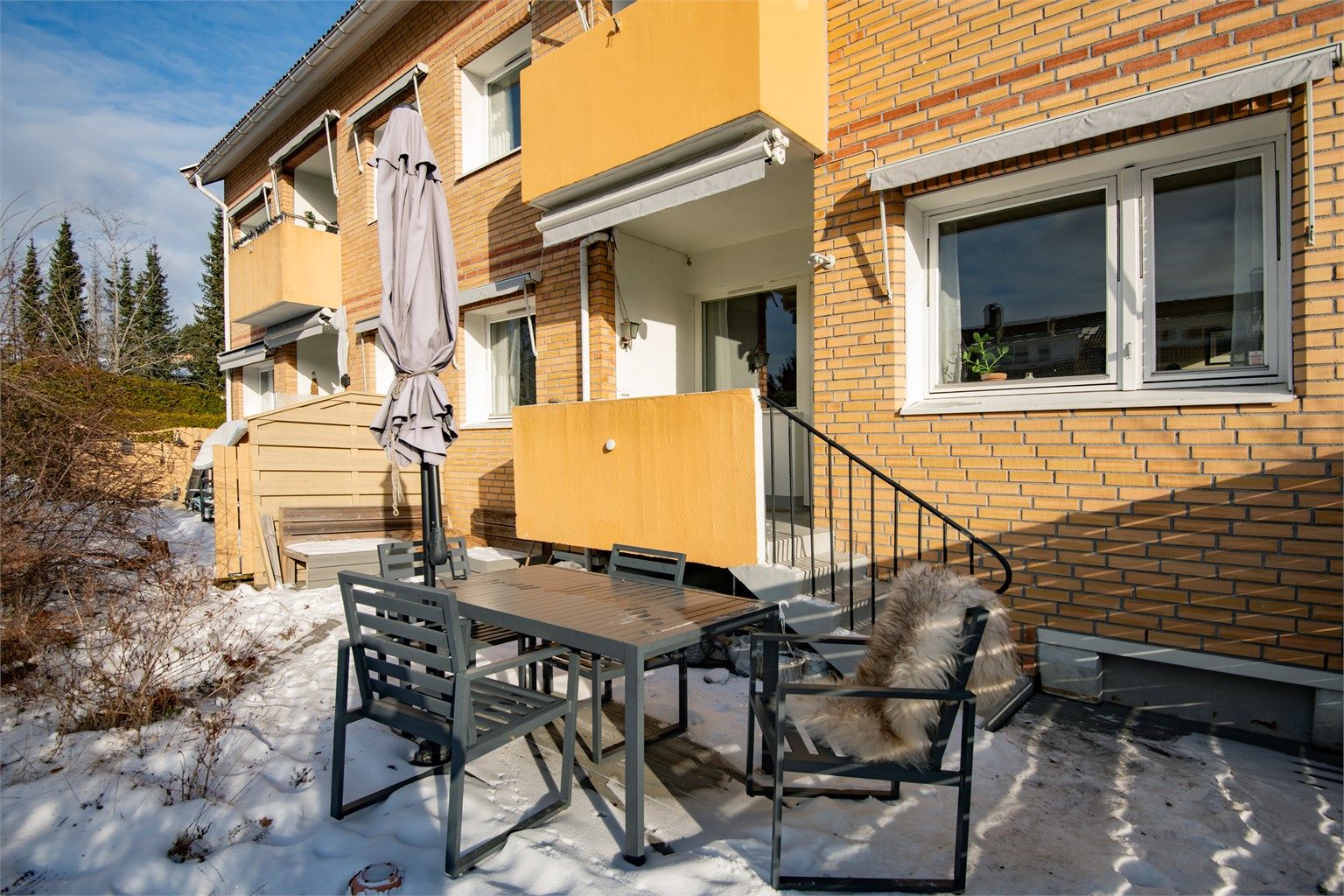 Markterrassen gir rikelig med plass for utemøbler, grill og sosiale sammenkomster.