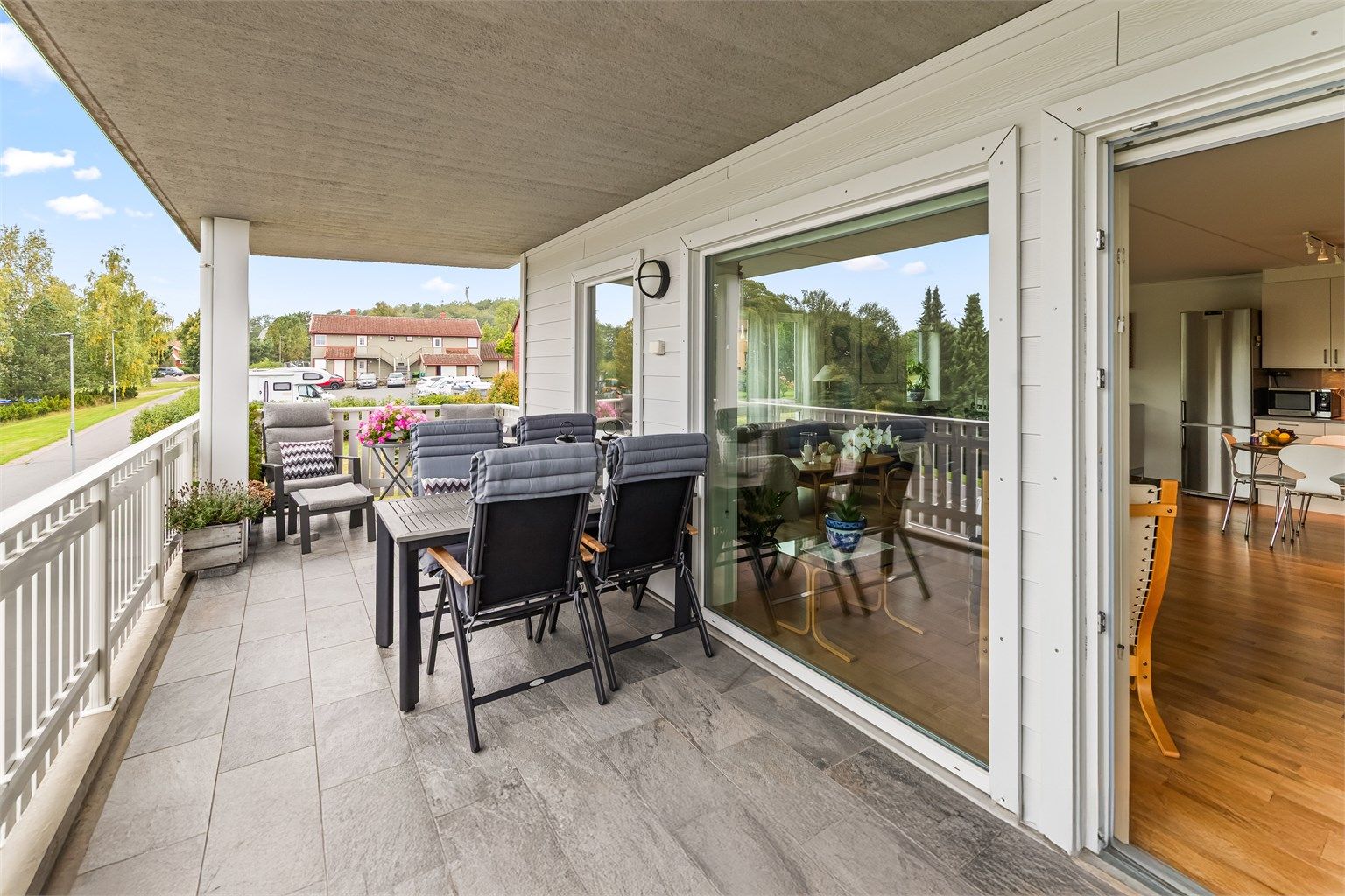 Romslig overbygget balkong ut fra stue.