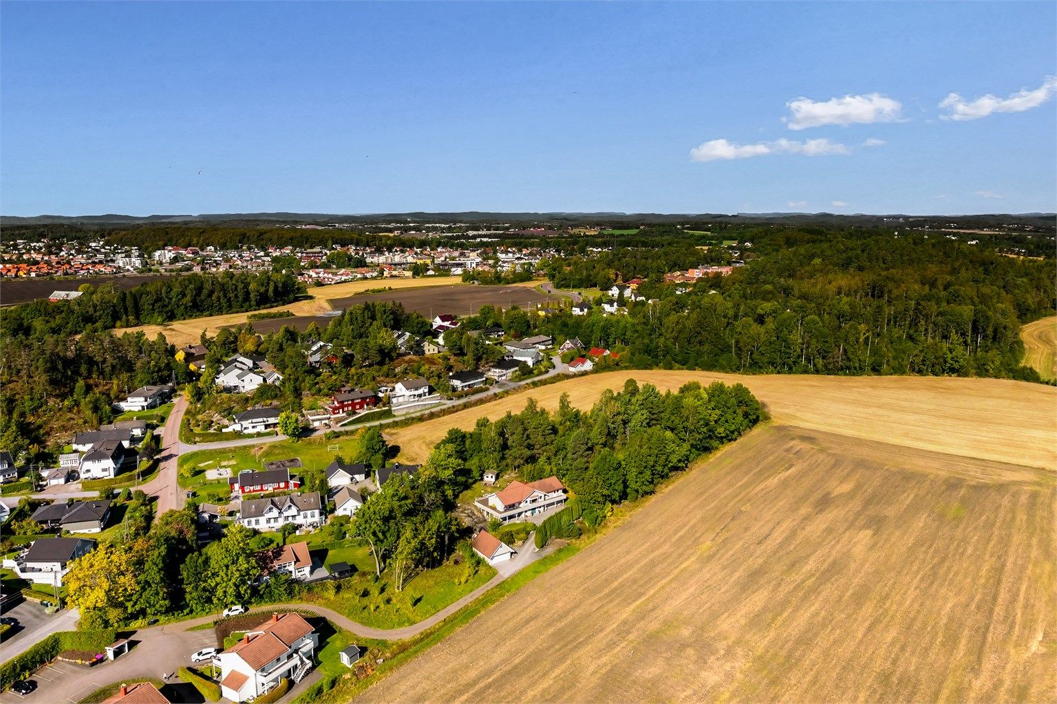 Landlig, barnevennlig og trygt boligområde med kort vei til Stokke sentrum, barnehager og skoler. 