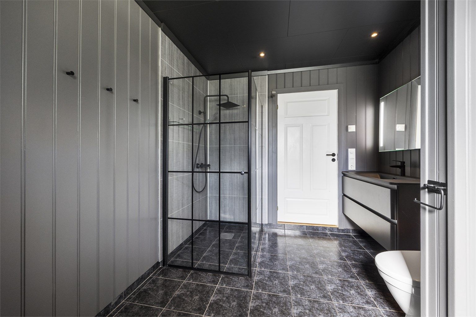 Badet er oppgradert med nyere innredning og har en romslig dusjnisje med glassvegger.