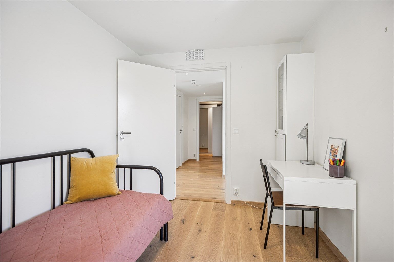 Her er det også plass til dobbeltseng, garderobeskap og nattbord. 