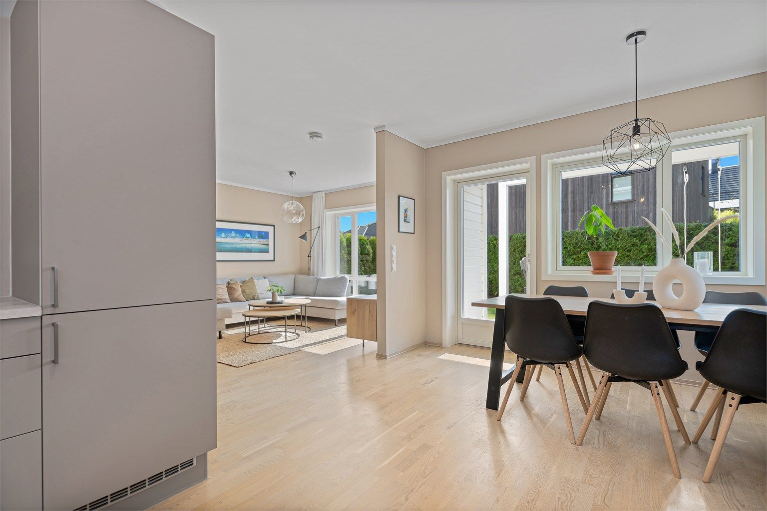 Det er plass til en større spisegruppe hvor du kan invitere familie og venner til hyggelige selskaper eller middager.