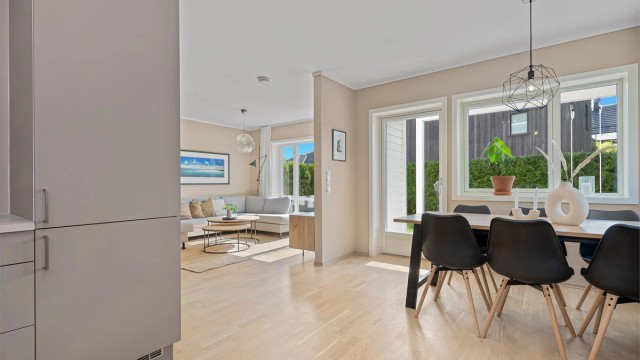 Det er plass til en større spisegruppe hvor du kan invitere familie og venner til hyggelige selskaper eller middager.