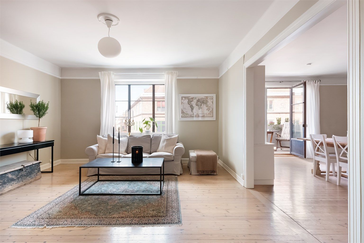 Velkommen til denne vakre og innbydende Frognerleiligheten i Frederik Stangs gate 43 – En klassisk perle i hjertet av en av Oslos mest attraktive bydeler! 