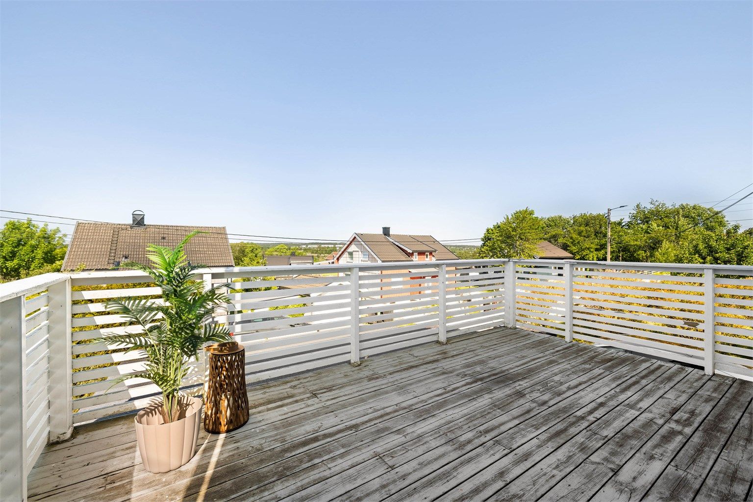 Boligen er oppført i vestvendt terreng. På terrassen sees langstrakt utsikt i samme himmelretning, blant annet helt til Fredrikstadmarka.