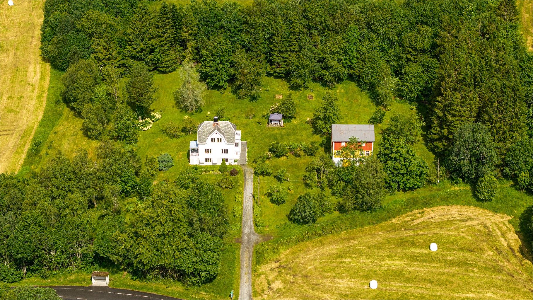 Dronebilde over eiendommen tatt fra syd