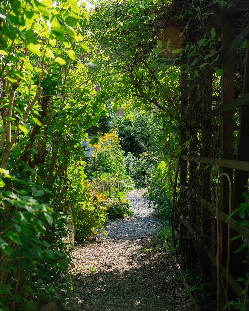 Man trenger ikke være barn for å bli begeistret av en ekte busketunnel, men det er lett å bli barnslig ved synet av en!