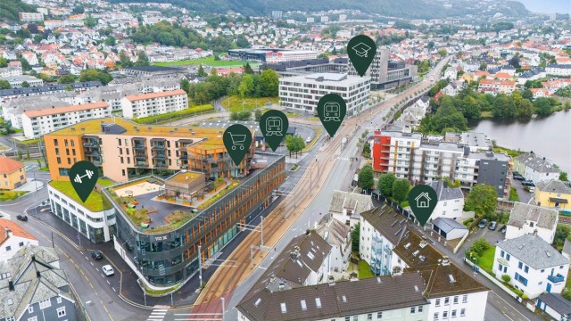 Velkommen til Fabrikkgaten 26! Meget sentral beliggenhet et steinkast fra 2 bybanestopp, HVL, butikk, treningssenter mm.