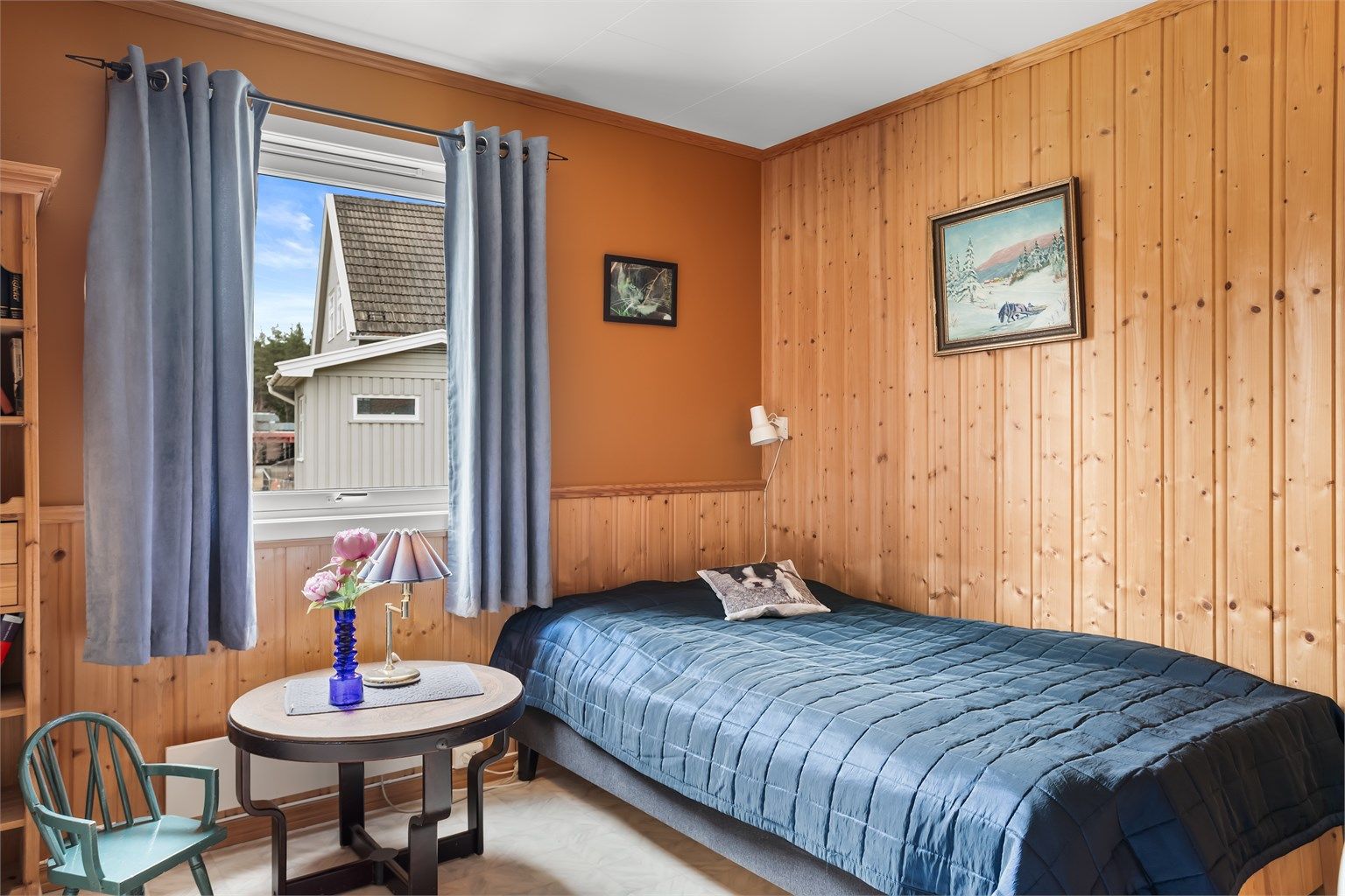 Det andre soverommet i etasjen har god plass til seng og garderobeløsning.