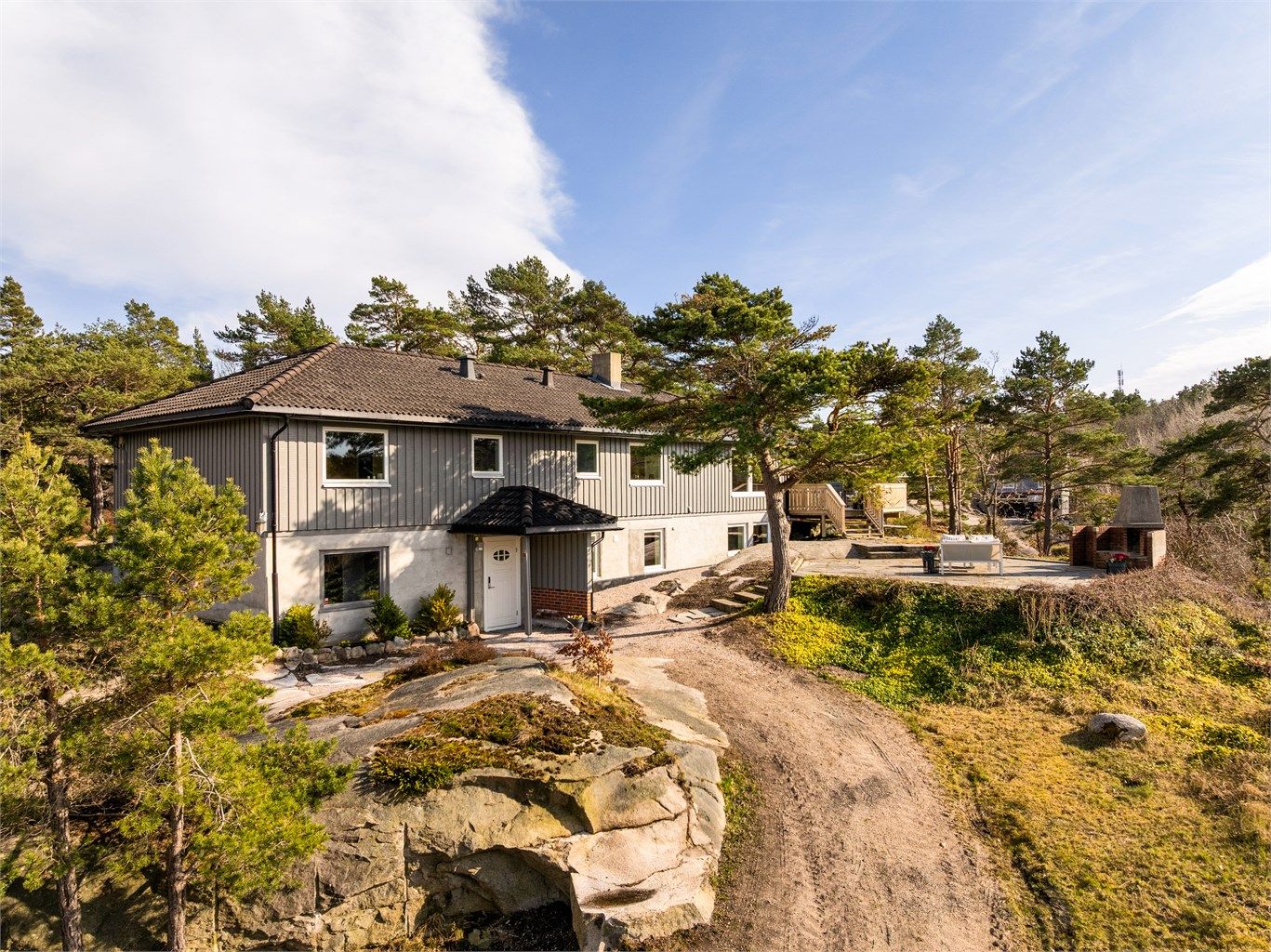 Tomten består i all hovedsak av naturlig terreng og vegetasjon, med unntak av noe opparbeidet areal i vest.