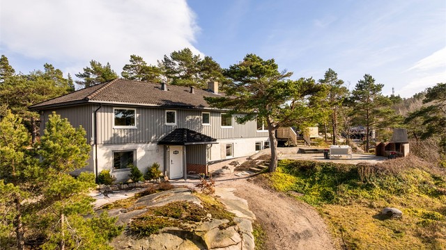 Tomten består i all hovedsak av naturlig terreng og vegetasjon, med unntak av noe opparbeidet areal i vest.