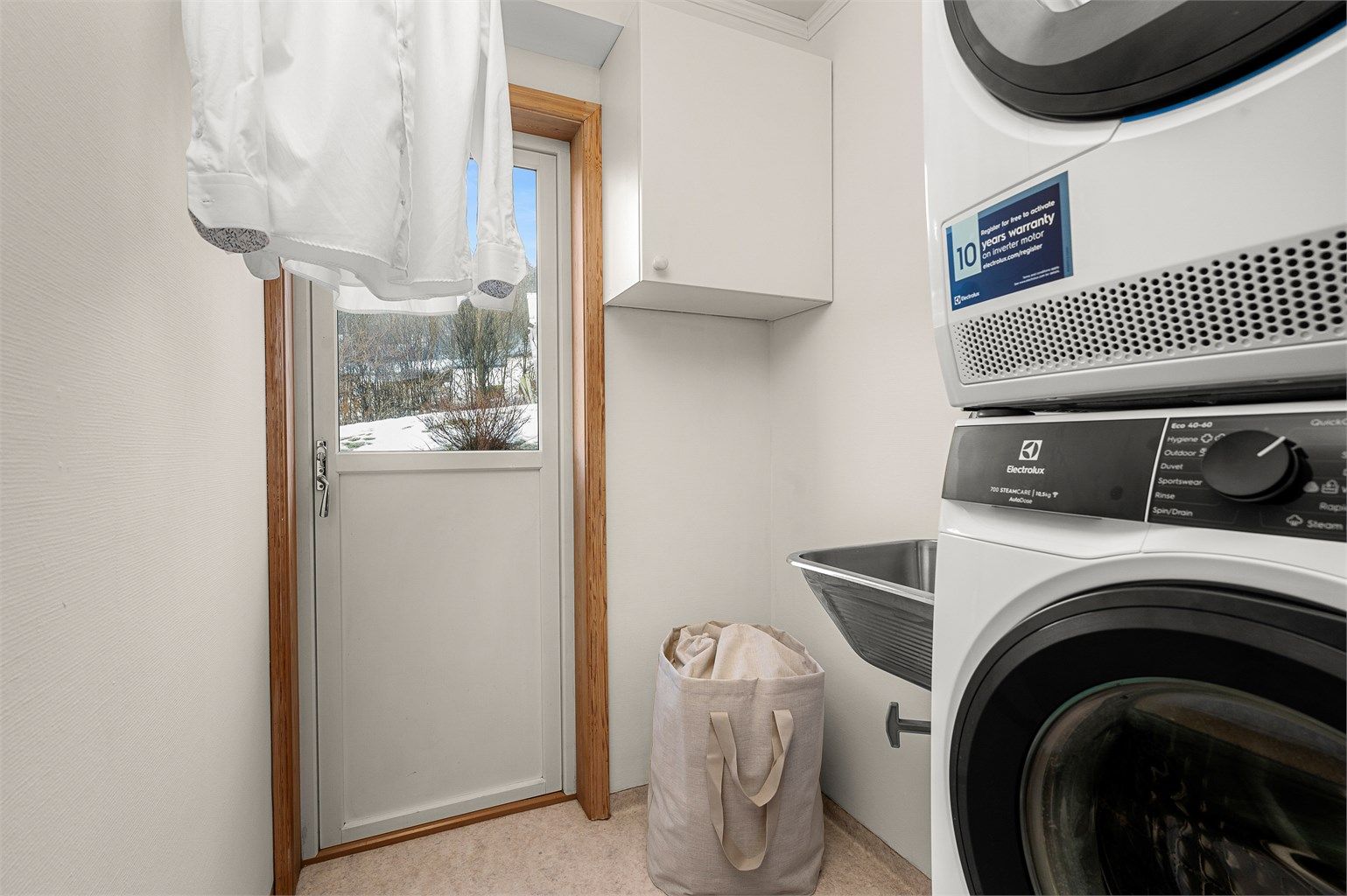 Separat vaskerom med opplegg for vaskemaskin og god funksjonalitet. Rommet har egen inngang. 
