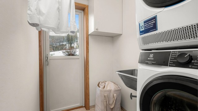 Separat vaskerom med opplegg for vaskemaskin og god funksjonalitet. Rommet har egen inngang.