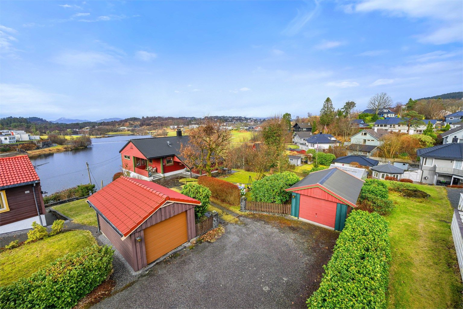 Tomten er på nesten 2 mål og ligger høyt og fritt til med svært gode solforhold