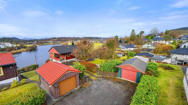 Tomten er på nesten 2 mål og ligger høyt og fritt til med svært gode solforhold