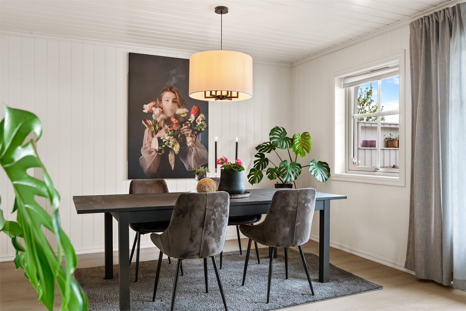 Spisestuen er en naturlig del av oppholdsrommet, med god plass til gjester.