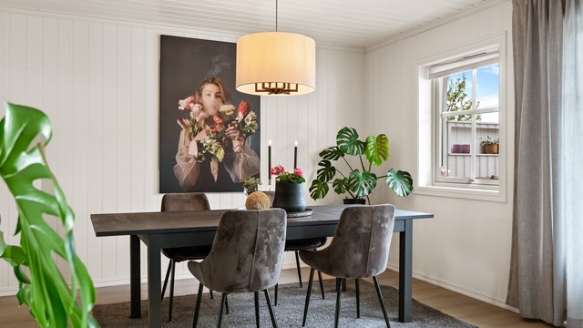 Spisestuen er en naturlig del av oppholdsrommet, med god plass til gjester.