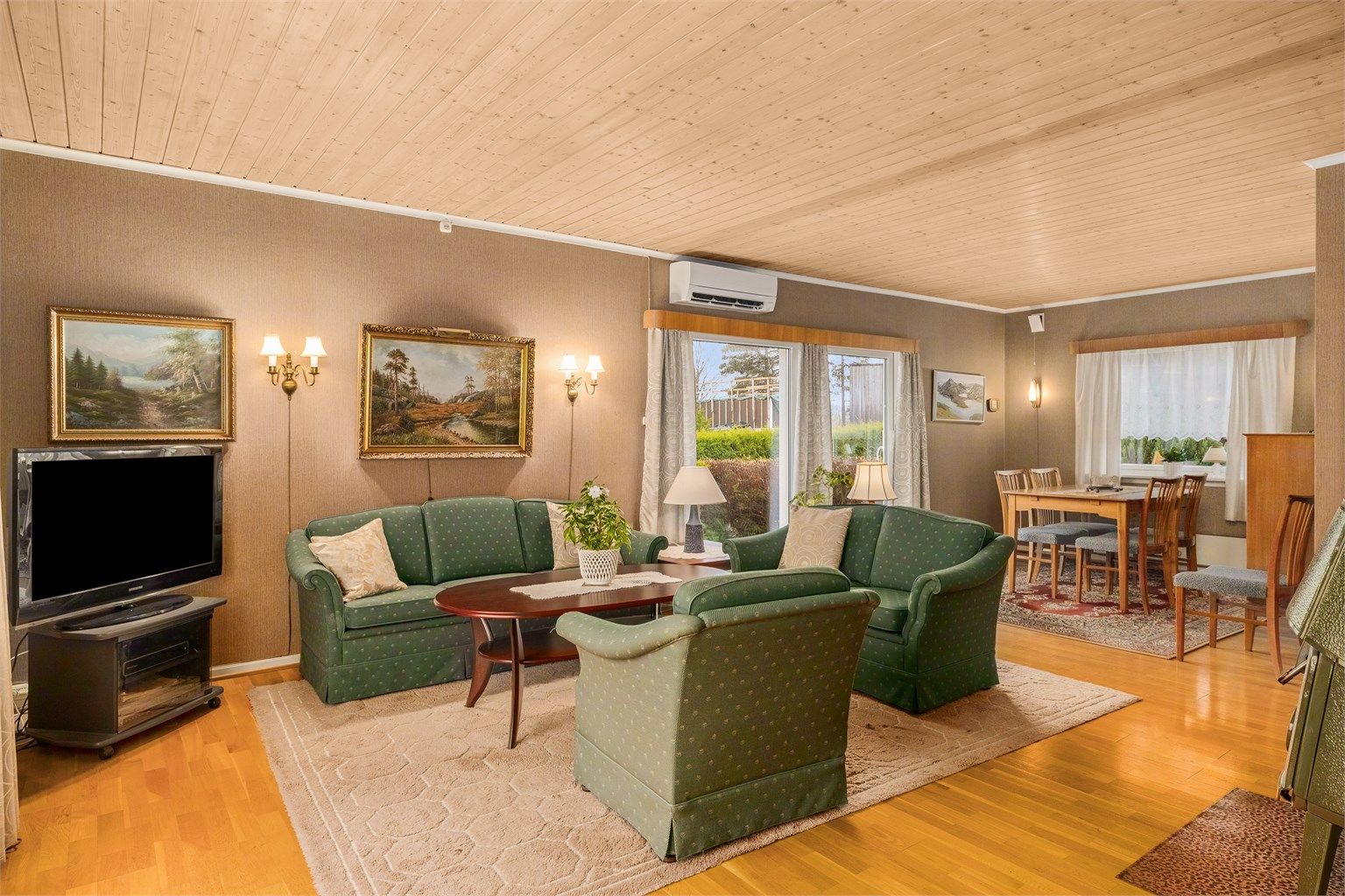 Stue med utgang til terrasse