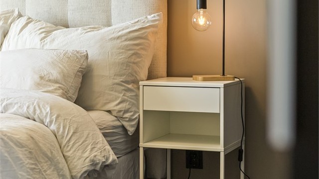 Soverommet har en behagelig atmosfære og er innredet med et mykt vegg-til-vegg teppe.