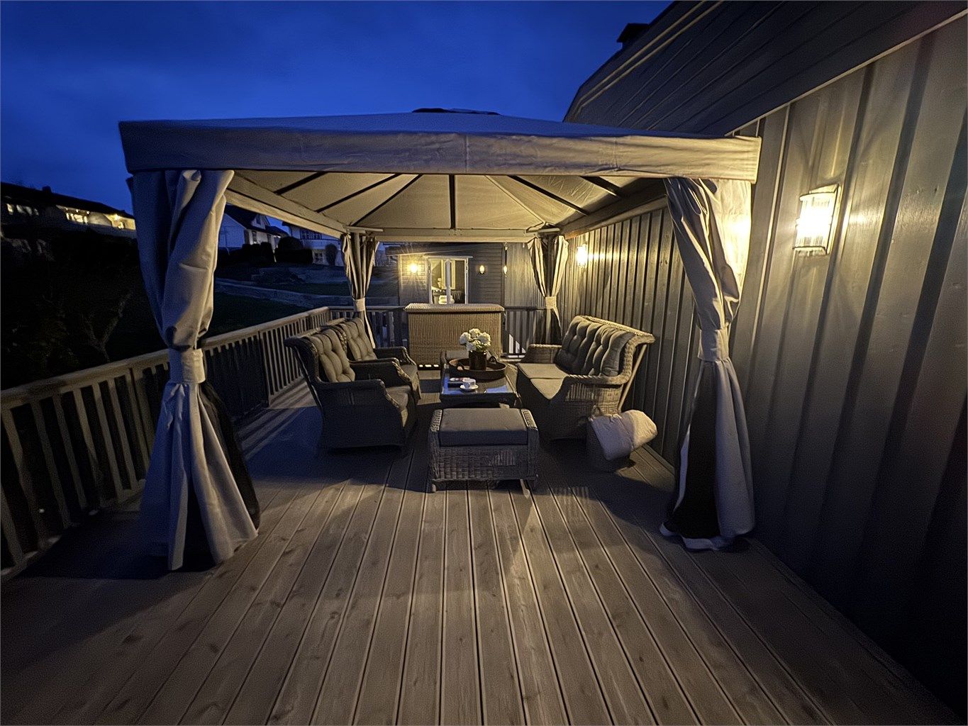 Koselig kveldsstemning på den nordvestvendte terrassen - bilde tatt av selger