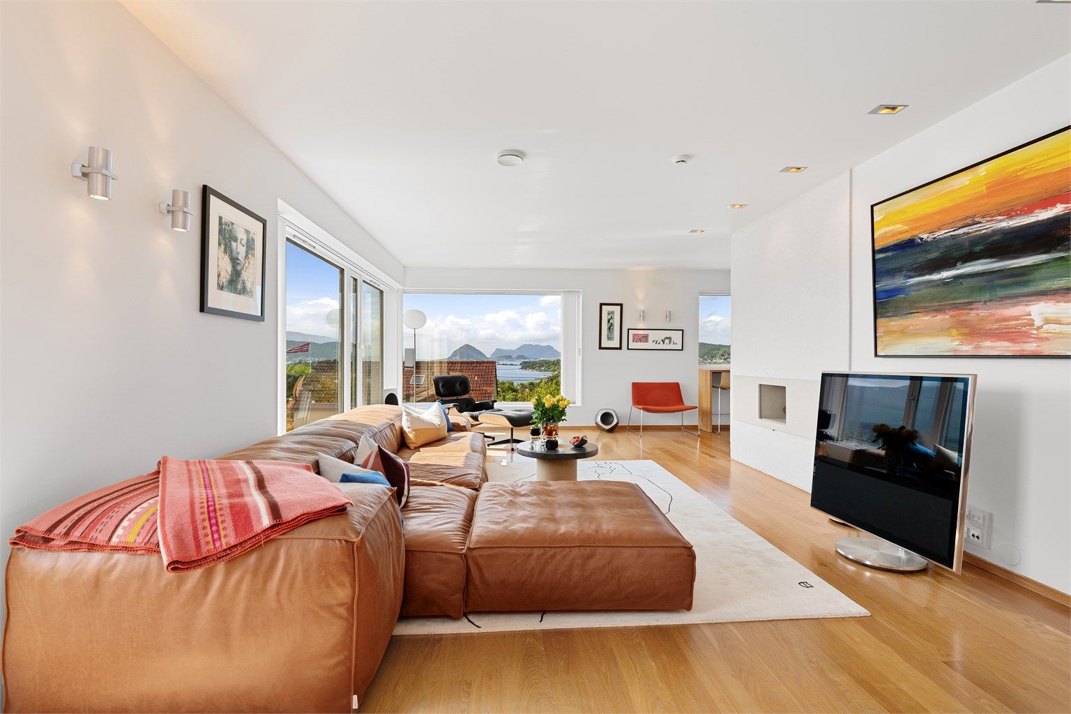 Det er god plass til flere soner og sittegrupper i stuen