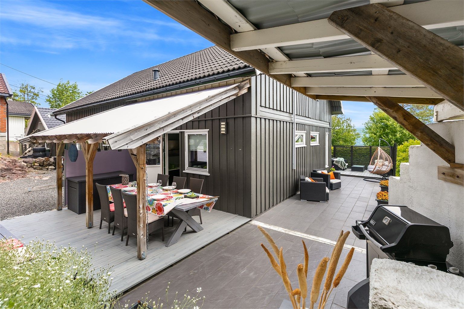 Ved den overbygde uteplassen med adkomst fra stua er det også laget en koselig overbygg hvor grill mm kan trakteres
