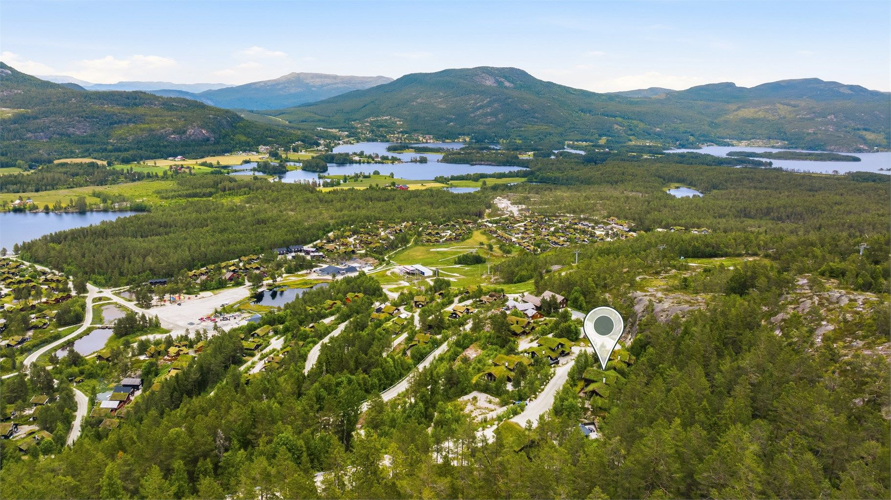 Hytten ligger meget sentralt med kort vei til vann, lek, golf og utallige turmuligheter
