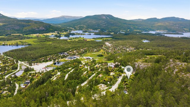 Hytten ligger meget sentralt med kort vei til vann, lek, golf og utallige turmuligheter