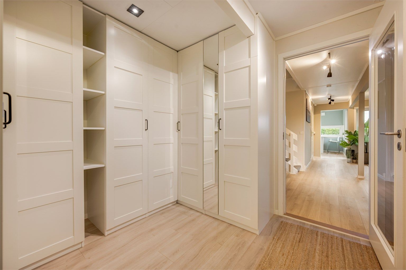 Velkommen inn! Den romslige entréen gir et lyst og innbydende førsteinntrykk, med gulvvarme og god oppbevaringsplass i garderobeskap, perfekt for en travel barnefamilie med mye yttertøy og sko.