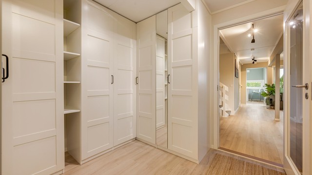 Velkommen inn! Den romslige entréen gir et lyst og innbydende førsteinntrykk, med gulvvarme og god oppbevaringsplass i garderobeskap, perfekt for en travel barnefamilie med mye yttertøy og sko.