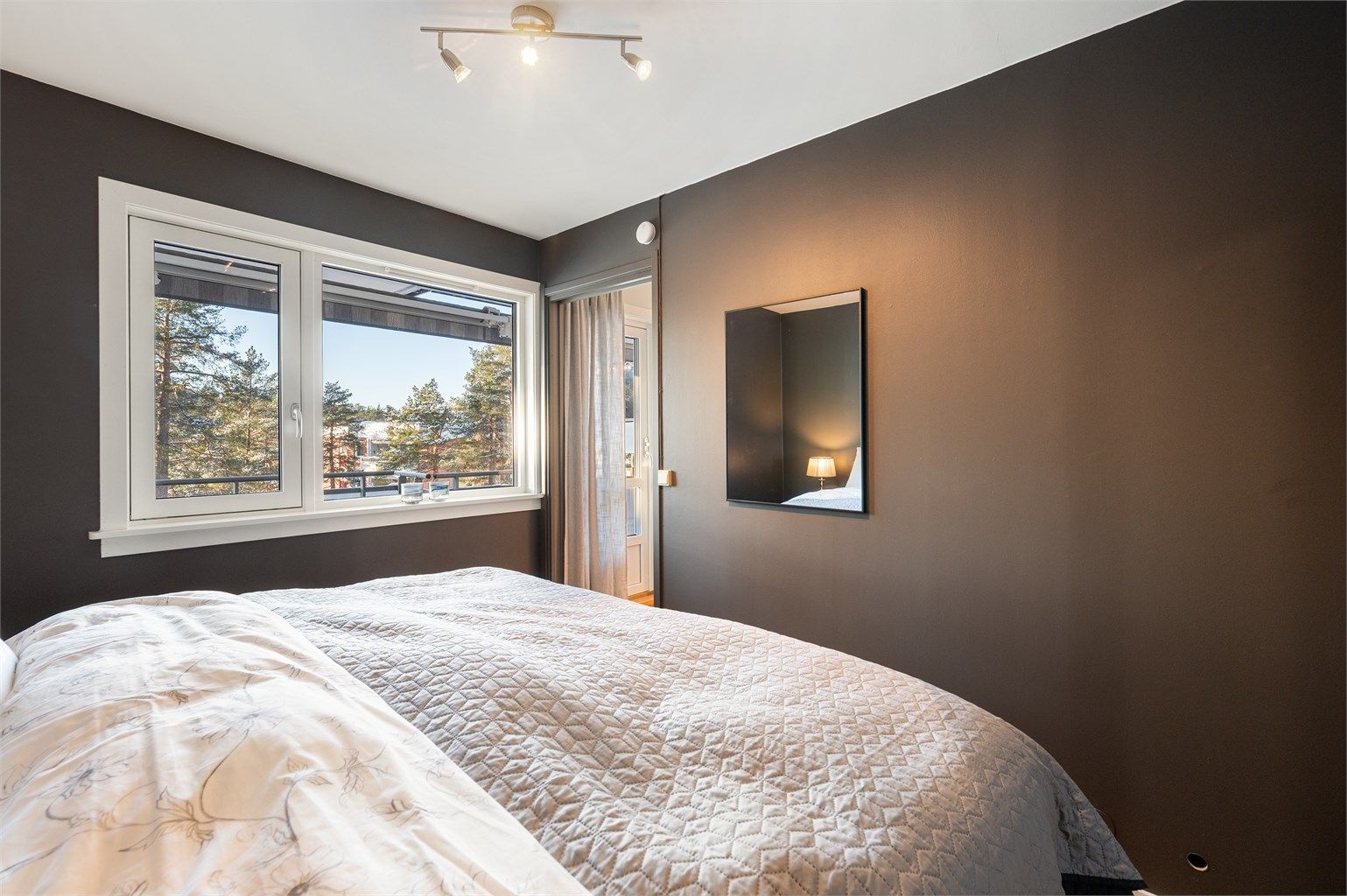 Som resten av leiligheten har også hovedsoverommet nye vinduer fra 2024.