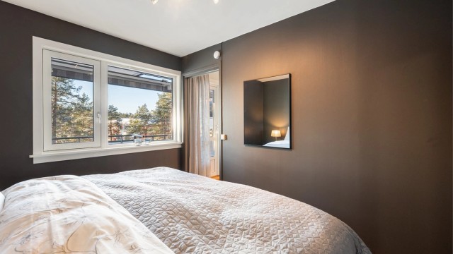 Som resten av leiligheten har også hovedsoverommet nye vinduer fra 2024.