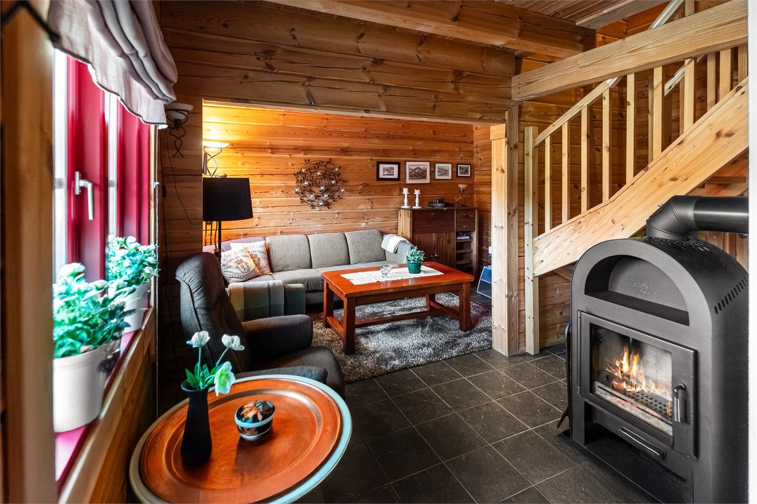 Koselig tv-stue med høy himling