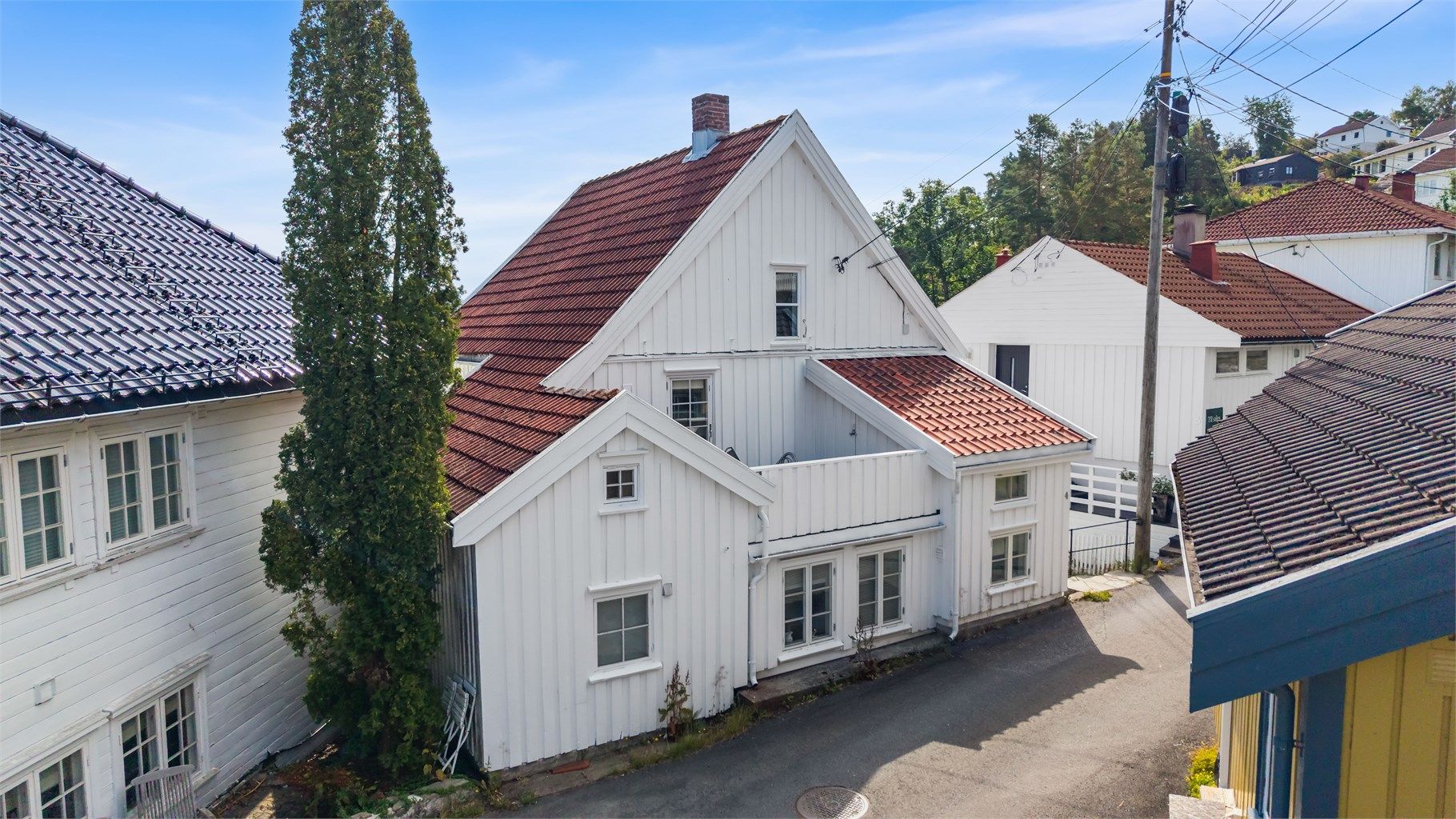 Boligen sett fra en høyere vinkel, som viser takflater og plassering.