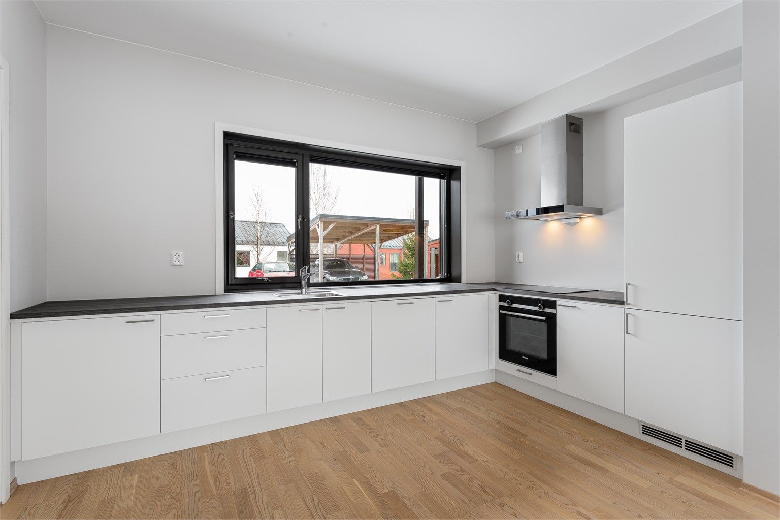 Innredningen har glatte fronter og slitesterke benkeplater i laminat med god arbeidsplass.