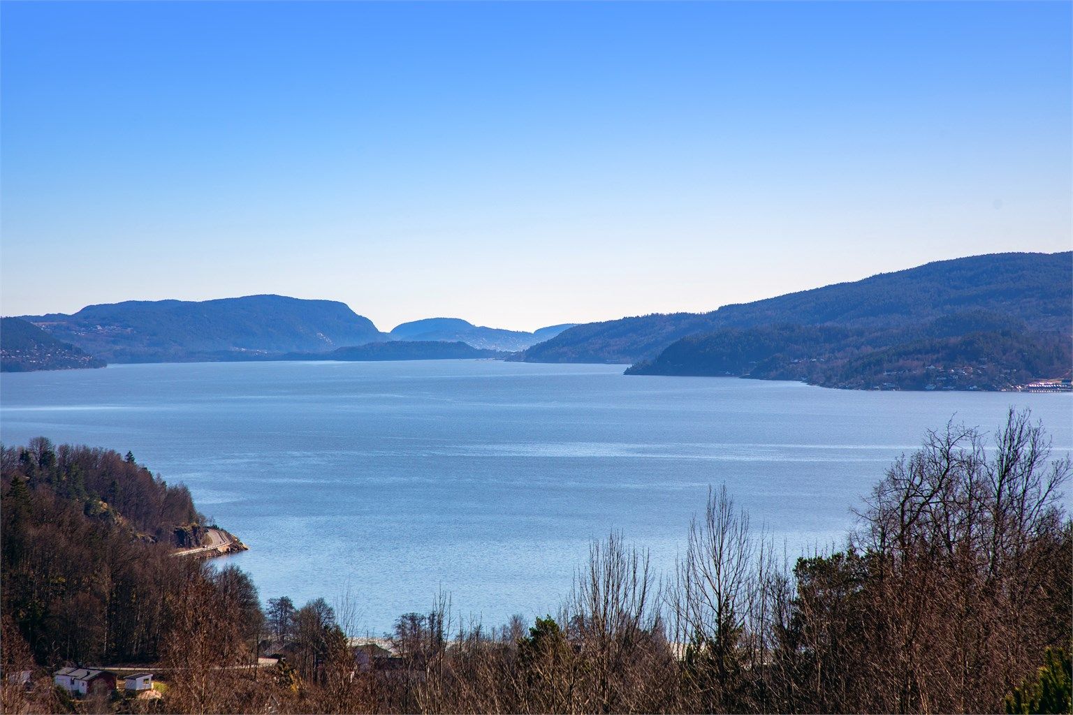 Romslig og innholdsrik familiebolig beliggende luftig til i Hyggen, med en storslått fjordutsikt til Drammensfjorden