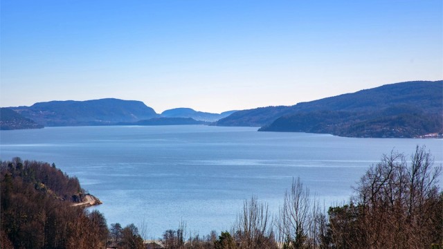 Romslig og innholdsrik familiebolig beliggende luftig til i Hyggen, med en storslått fjordutsikt til Drammensfjorden