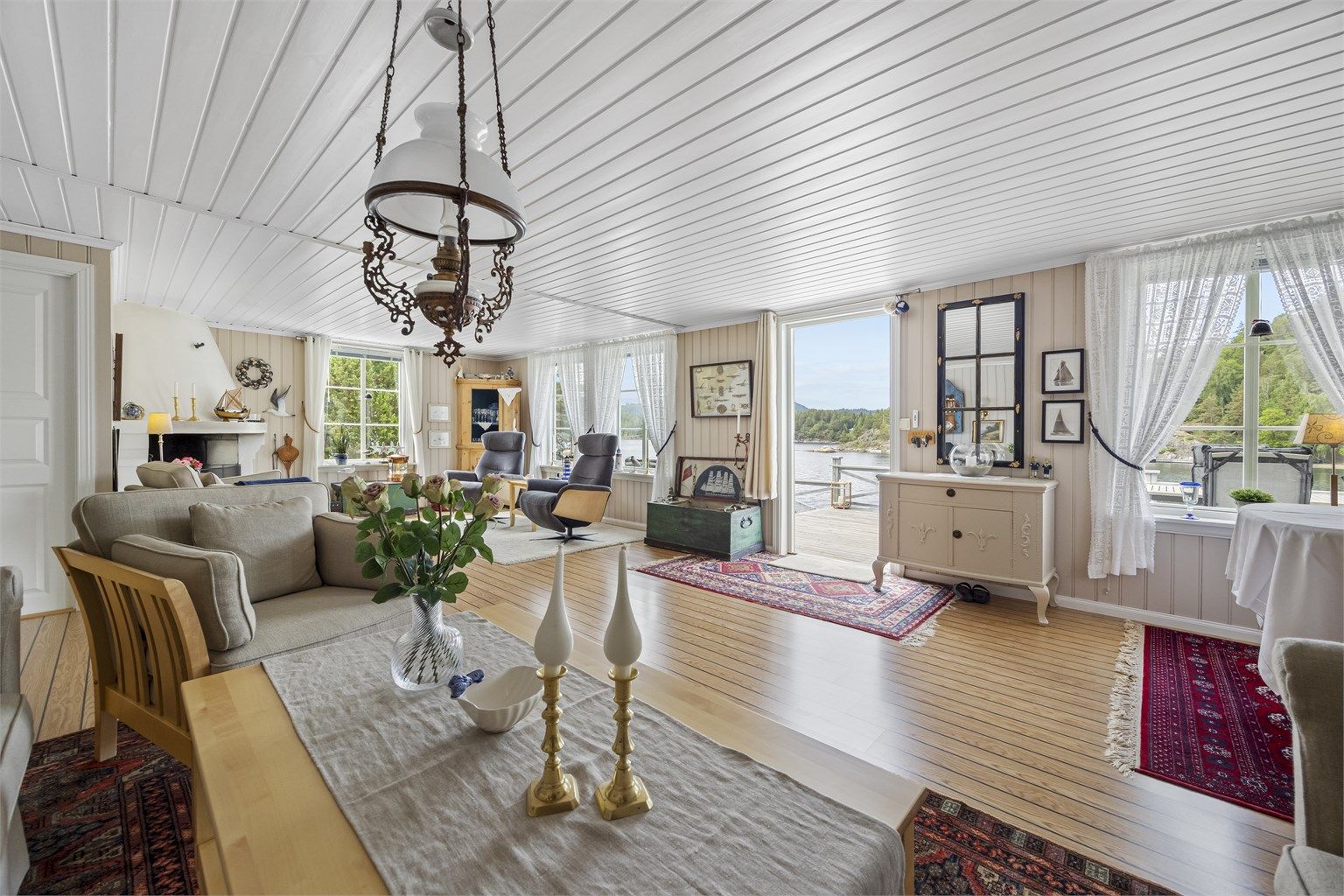 Fra stuen er det direkte utgang til en stor terrasse på ca. 44 m².
